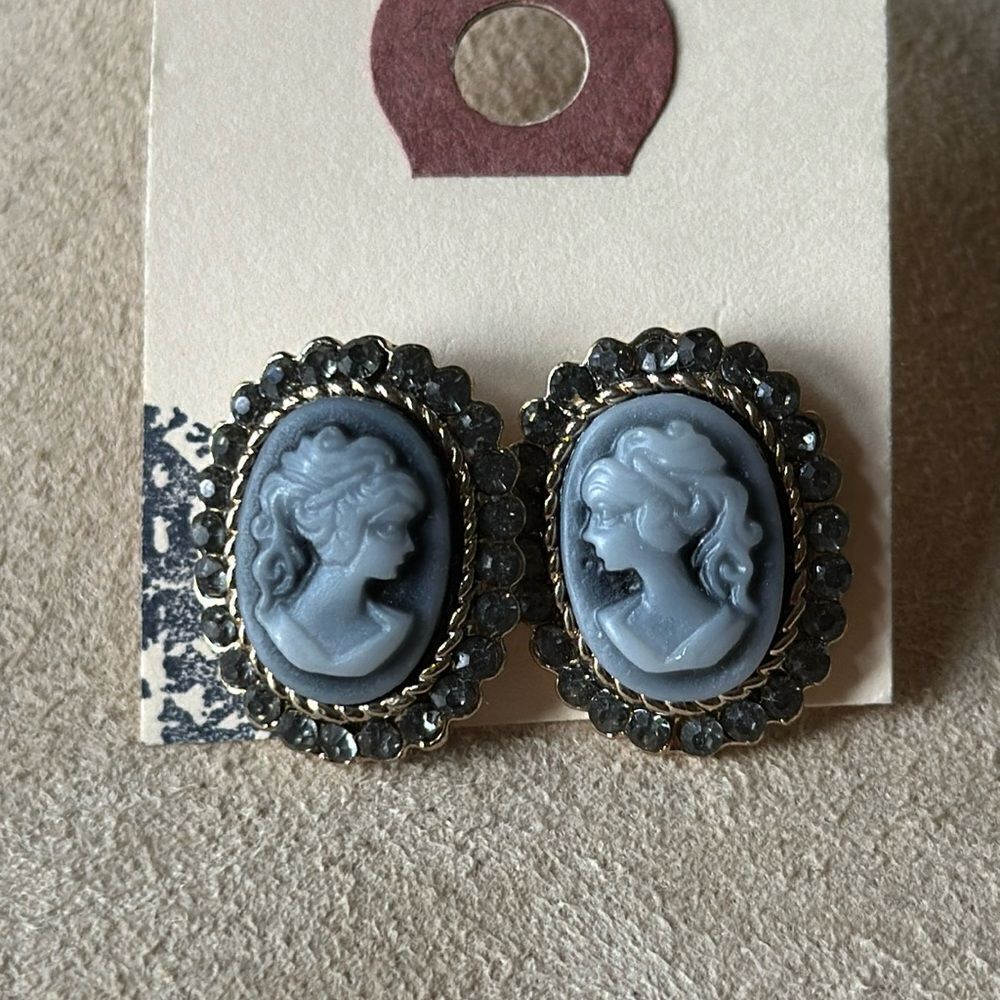 Vintage Cameo Stud Earrings!